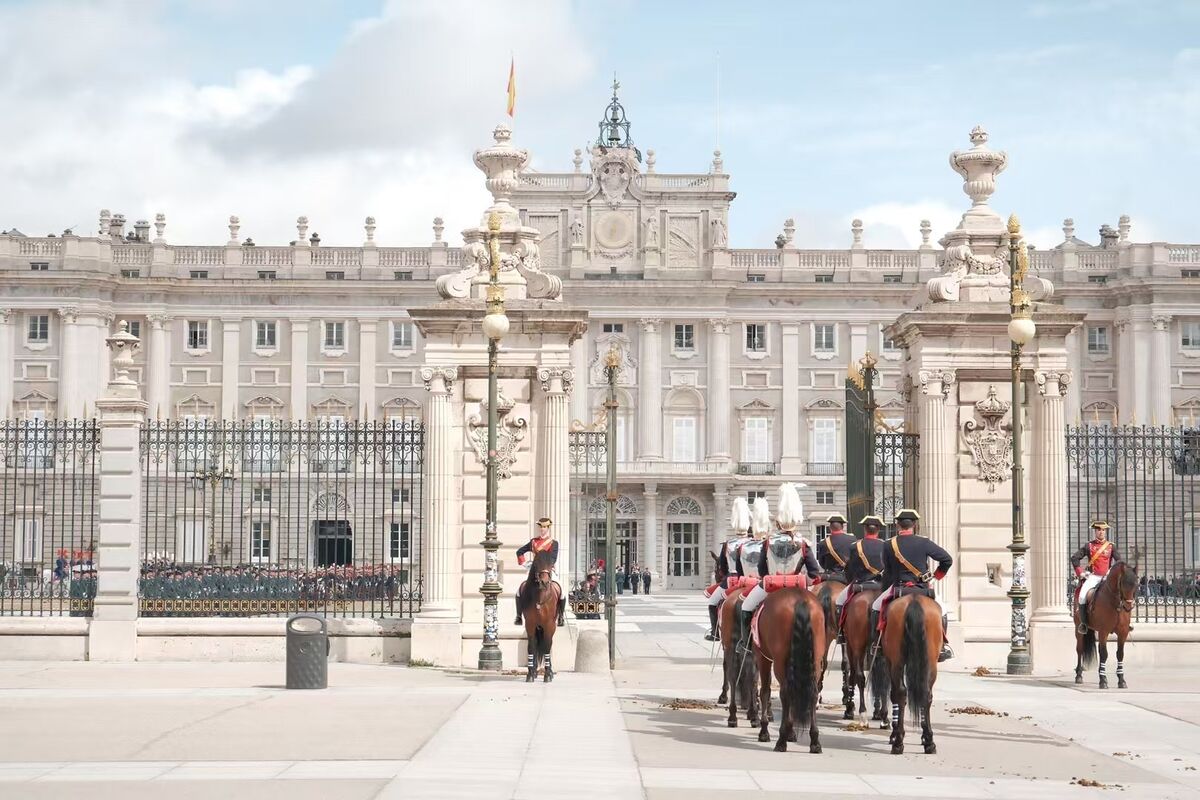 Eiffel Tower (night)